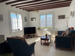 TV, DVD player, books - 🌊 Near the sea, private courtyard and large enclosed garden 🌲 2 to 5 persons (Reville)