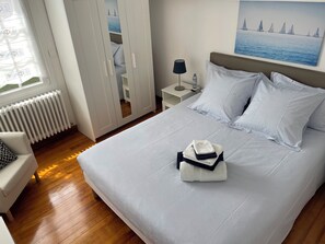 4 chambres, fer et planche à repasser, lit de bébé portatif