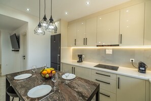 Fridge, microwave, oven, stovetop