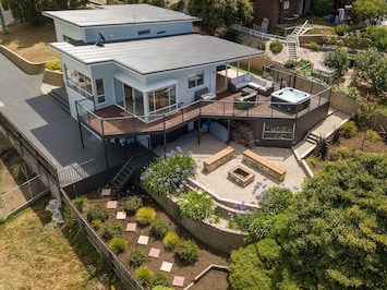 Great deck with bbq and entertaining area,Spa,and firepit