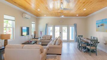 Smart-tv, boeken, een muziekbibliotheek en een stereo