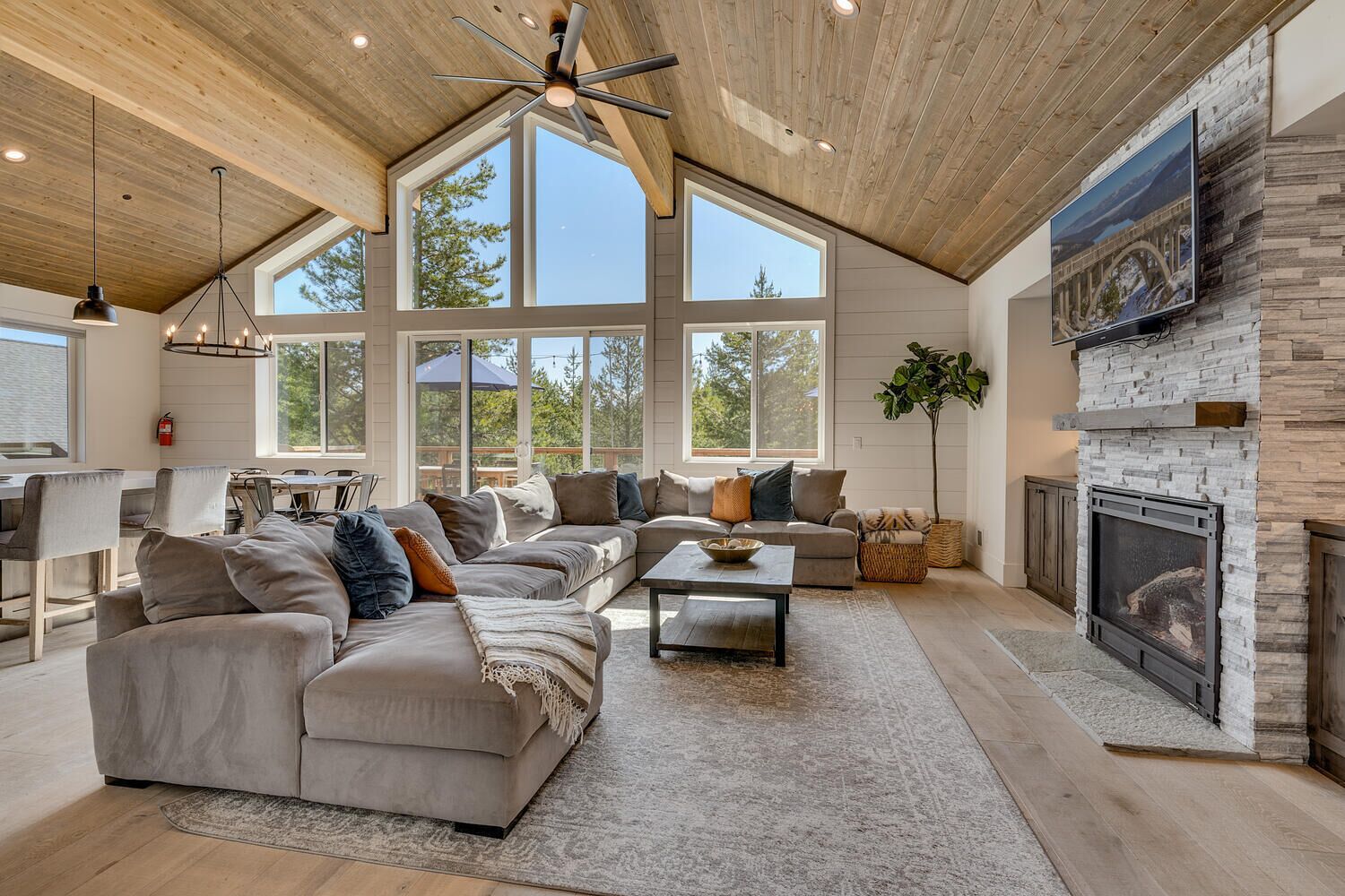 Televisie, een open haard en tafelvoetbal