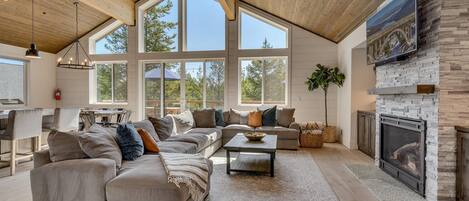 Televisie, een open haard en tafelvoetbal