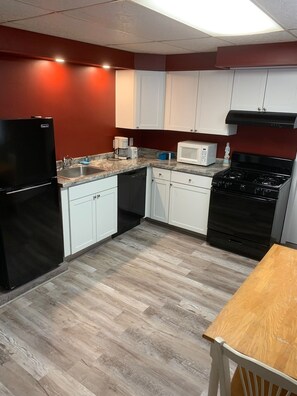 Jääkaappi, mikroaaltouuni, liesi, astianpesukone