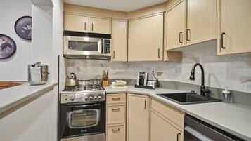 Villa, 1 Bedroom | Private kitchen | Fridge, oven, coffee/tea maker, toaster