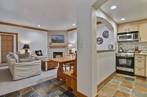 Refrigerador, horno, cafetera/tetera, tostadora