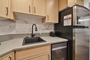 Refrigerador, horno, cafetera/tetera, tostadora