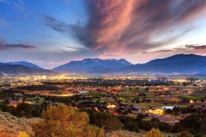 A panoramic view of a town with a mountain range in the background, featuring a mix of residential and commercial buildings. - Family Getaway~pool, Tubing, Skiing, & Ice Castles Villa 1002 1 Bedroom Villa by RedAwning (Midway)