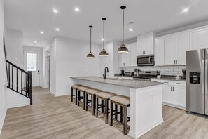 Frigorifero, microonde, forno, piano cottura