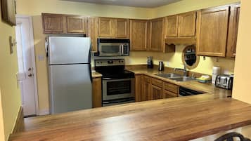 Townhome, 2 Bedrooms | Private kitchen