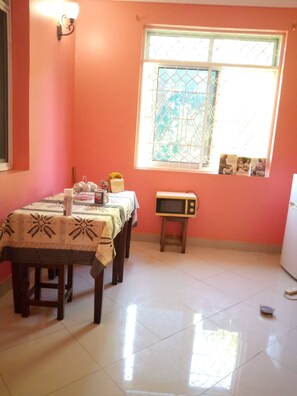 Apartamento, 2 camas Queen | Opções para refeição