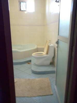 Departamento, 2 camas Queen size | Baño | Tina con regadera, tina profunda, toallas 