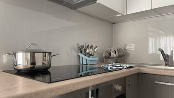 Fridge, oven, stovetop, coffee/tea maker