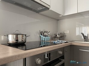 Fridge, oven, stovetop, coffee/tea maker