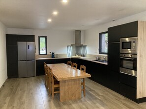 Frigorifero, microonde, forno, piano cottura