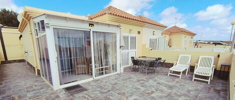 屋外ダイニングエリア