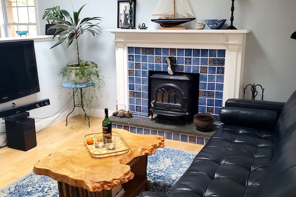 تلفزيون ذكي، مدفأة، كُتُب