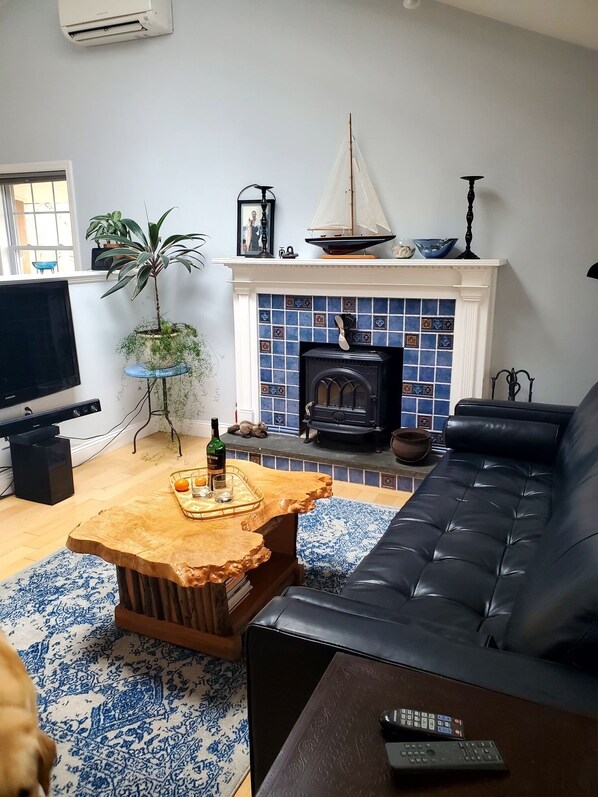 TV connectée, cheminée, livres