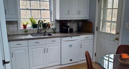 Sweet Cottage in Beach Community