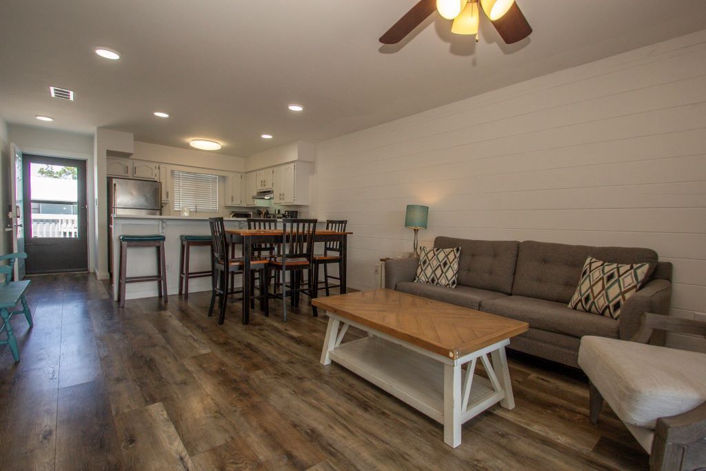 Sunsets, Dedicated boat slip, launch, pool, tennis, location!! 