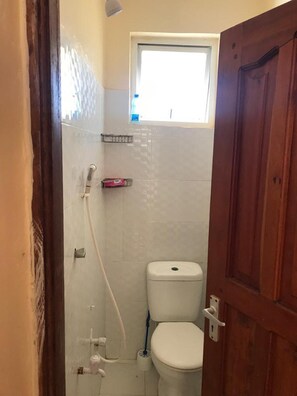 Apartment | Bathroom | Shower, towels - 2-bed Penthouse in Mtwapa With Rooftop Terrace (Mtwapa)