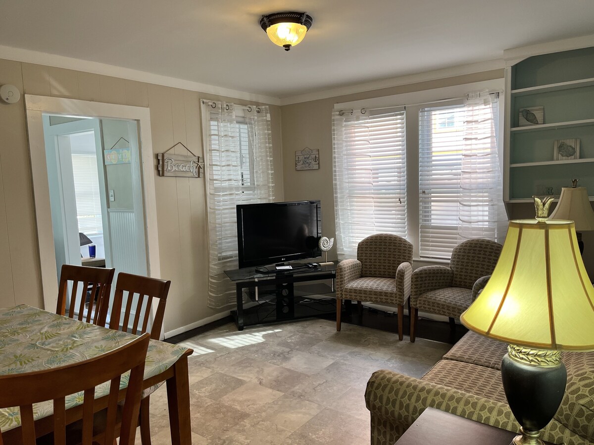 Spacious 3 BDR Beach Apartment. Families/Friends/ Welcome