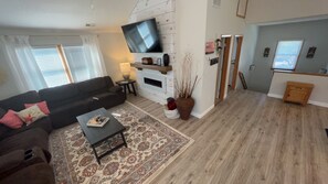 Televisión de pantalla plana, chimenea, videojuegos y Netflix 