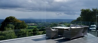 7 Bedroom Stunning Villa with function room and spa.