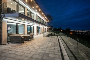 Outdoor dining - 7 Bedroom Stunning Villa with function room and spa. (Lisburn)