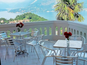 Outdoor dining - PRIVATE ROOM IN VILLA with terrace, various gardens and barbecue. (Perledo)