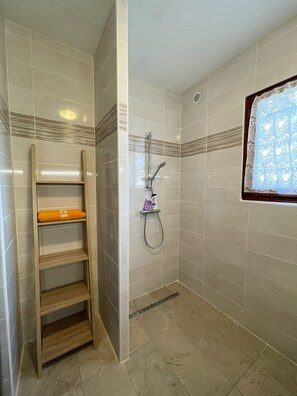 Douche, sèche-cheveux, bidet, serviettes fournies