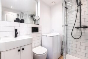 Dusche, Haartrockner, Handtücher, Seife