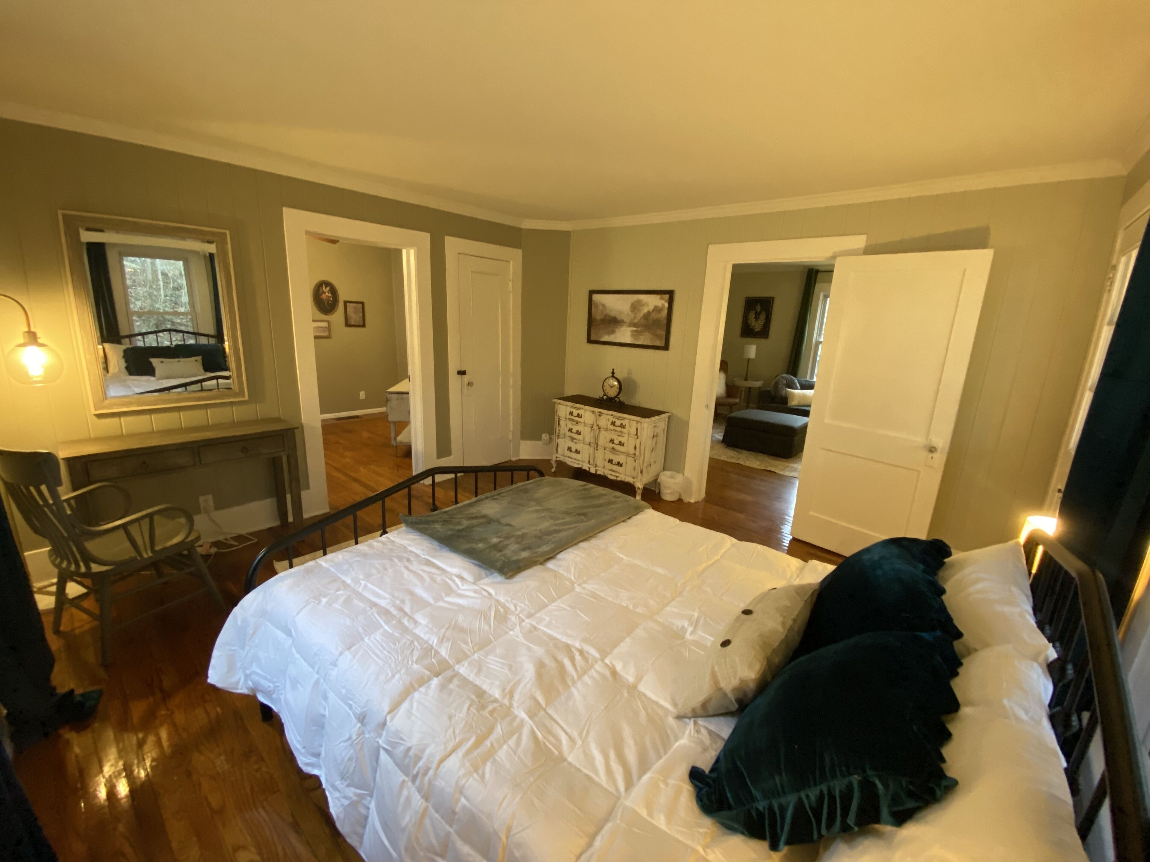 3 bedrooms, iron/ironing board, free WiFi, bed sheets