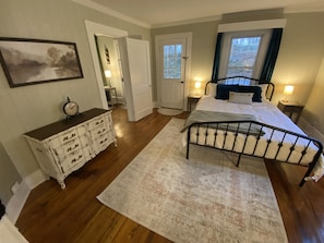 3 bedrooms, iron/ironing board, free WiFi, bed sheets - Charming Vintage Home (Greensburg)