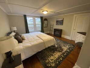 3 bedrooms, iron/ironing board, free WiFi, bed sheets - Charming Vintage Home (Greensburg)