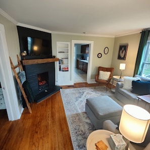 Smart TV, fireplace, books - Charming Vintage Home (Greensburg)