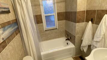 Dutxa, assecador de cabells, tovalloles i sabó