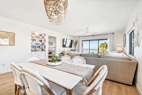 ☀️Renovated 𝐵𝐸𝐴𝐶𝐻𝐹𝑅𝑂𝑁𝑇 condo with RESORT STYLE AMENITIES☀️