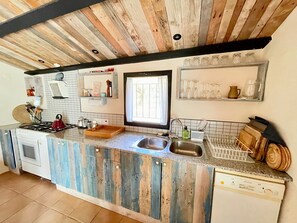 Jääkaappi, uuni, astianpesukone, keittoastiat/astiat/ruokailuvälineet