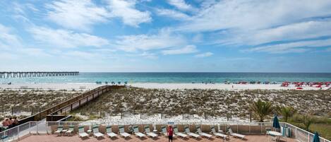 Een buitenzwembad en een verwarmd zwembad