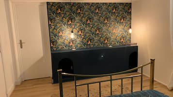 1 dormitori, escriptori i planxa i posts de planxar