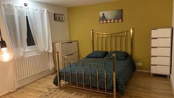 1 quarto, escrivaninha, ferros/tábuas de passar roupa, berço de viagem