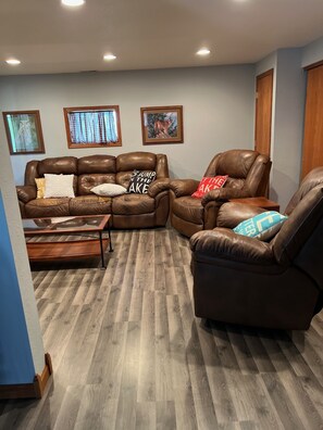 Smart-TV, Kamin, Bücher, Stereoanlage