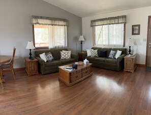 Smart-TV, Kamin, Bücher, Stereoanlage