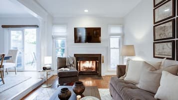 Smart-TV, Kamin, Bücher