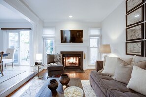 Smart-TV, Kamin, Bücher