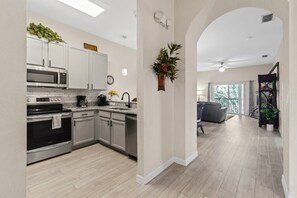 冷蔵庫、電子レンジ、オーブン、コンロ