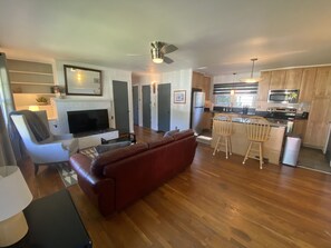 Living area - Cozy 1-Bed Home in Highly Desired Neighborhood (South Burlington)