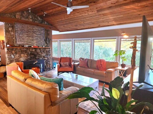 Private & Tranquil! Hiking trails, Hot Tub and seasonal Outdoor Pool!