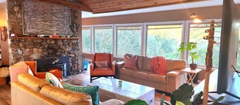 Private & Tranquil! Hiking trails, Hot Tub and seasonal Outdoor Pool!